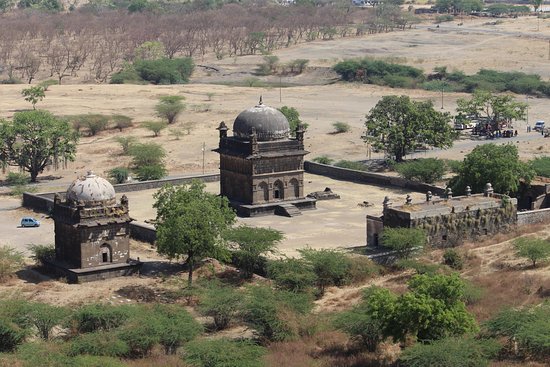 malik-ambar-tomb.jpg
