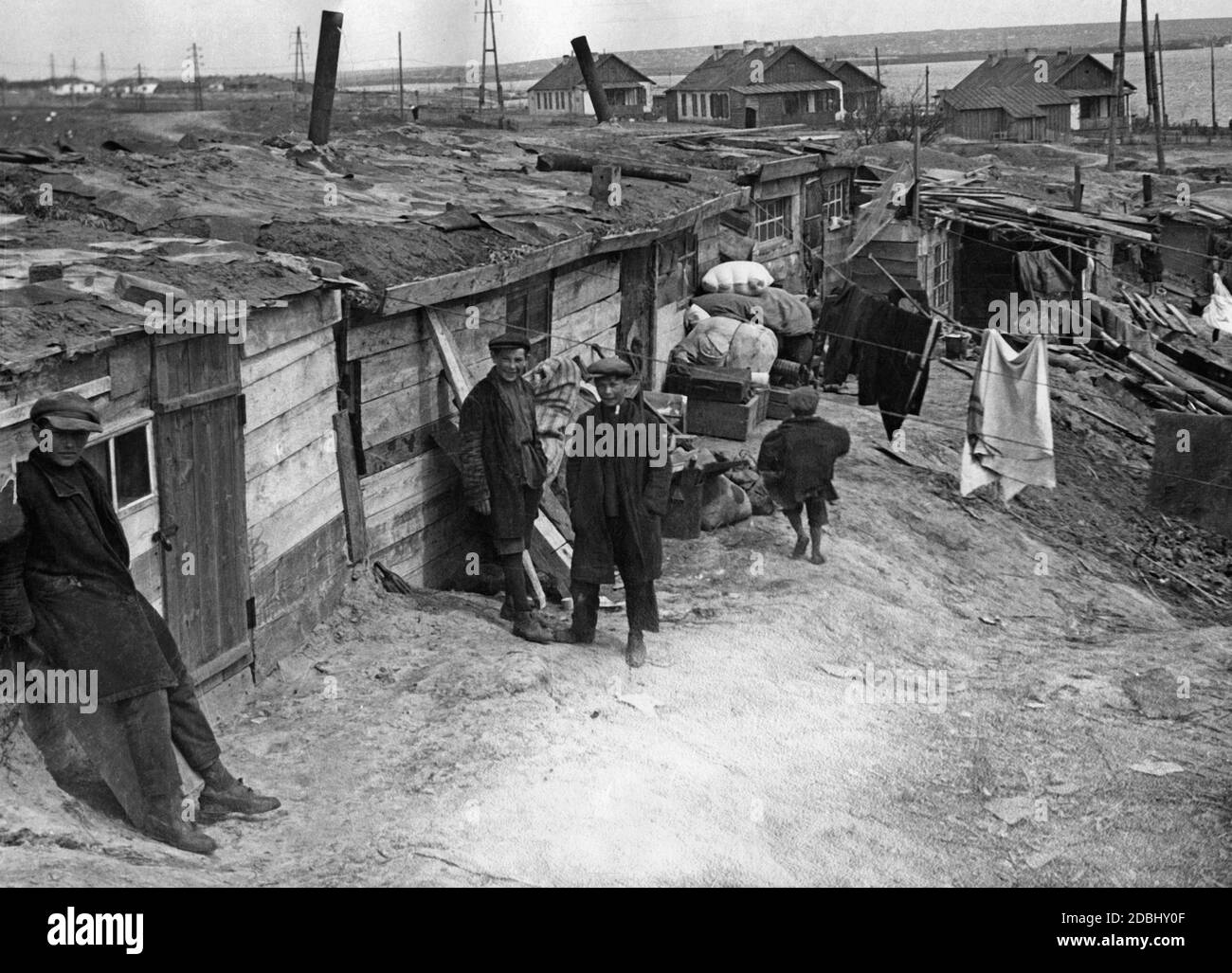 slums-on-the-edge-of-an-industrial-city-on-the-don-2DBHY0F.jpg