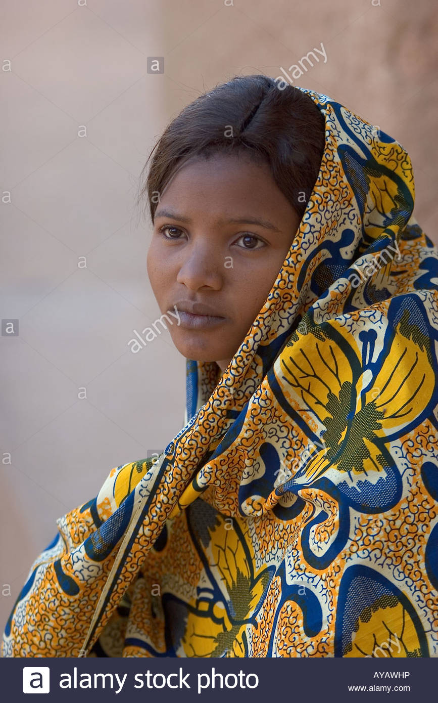 young-tuareg-woman-agadez-niger-west-africa-AYAWHP.jpg