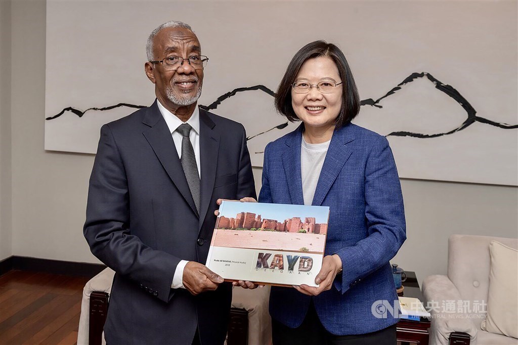 President Tsai Ing-wen (蔡英文, right) and minister of foreign affairs and international cooperation Yasin Hagi Mohamoud Hiir / File photo courtesy of MOFA