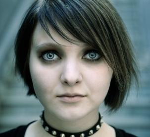 148552-303x277-basic-dark-and-dramatic-goth-eye.jpg
