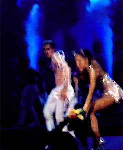 tumblr_npyl0mTTh21tg72yro1_250.gif