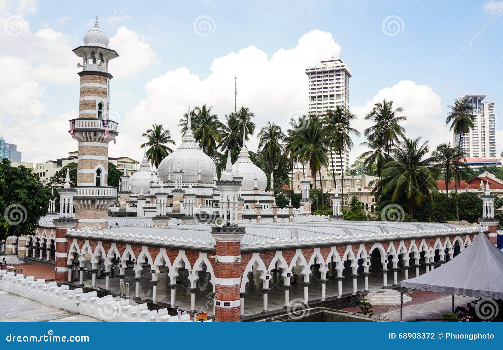 grand-mosque-kuala-lumpur-malaysia-view-68908372.jpg