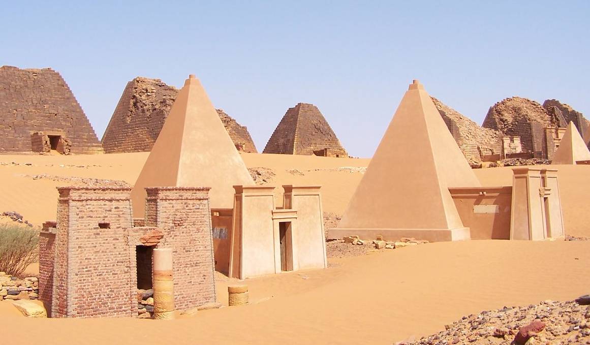 Sudan_Meroe_Pyramids_30sep2005_2.jpg