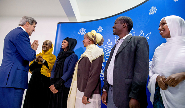 john_kerry_somalia_leaders_mogudishu_500x293.png