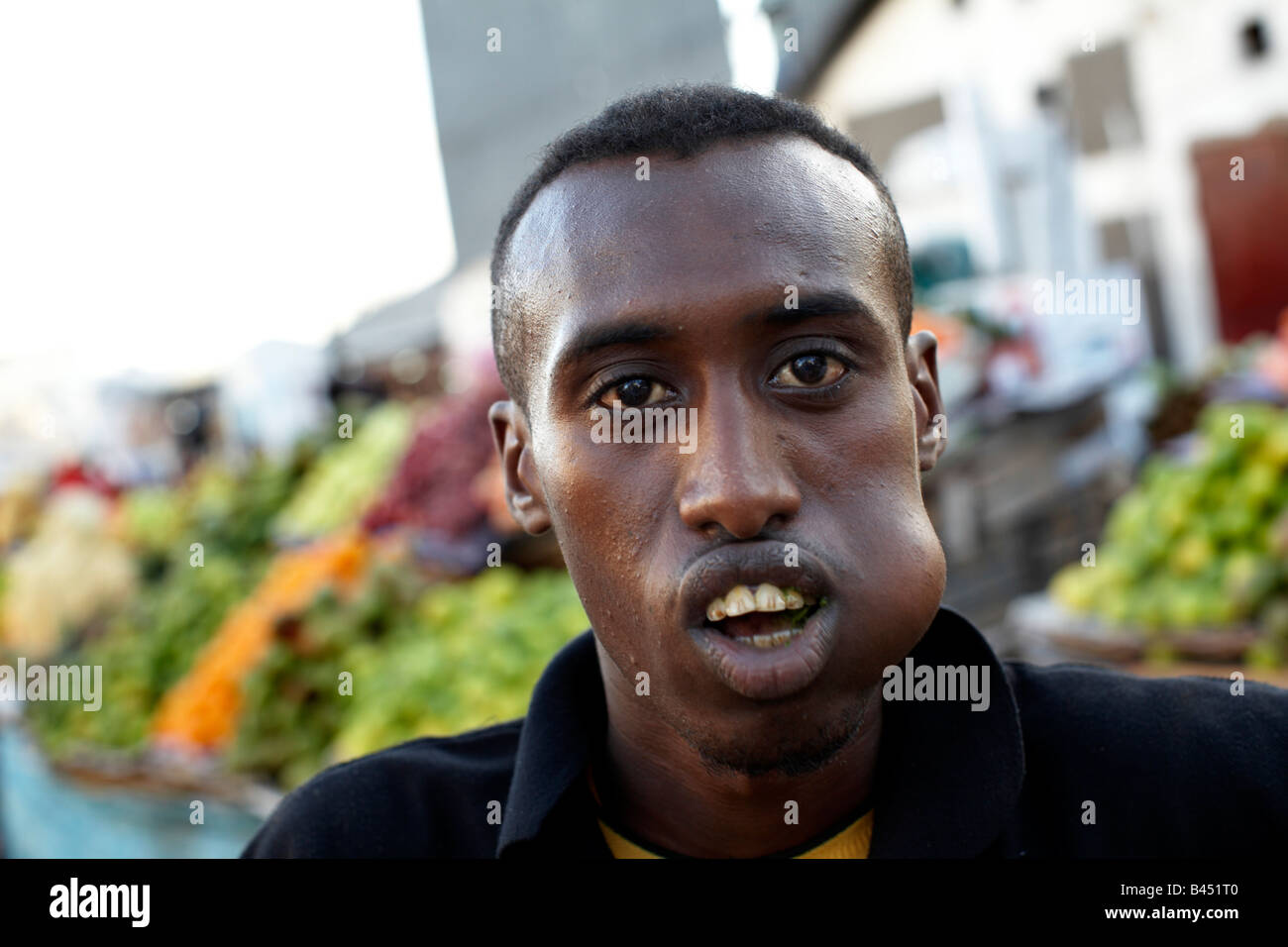 man-chewing-khat-in-djibouti-city-djibouti-B451T0.jpg