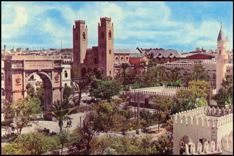 mogadiscio-cathedral-and-arch.jpg