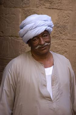 197054-250x376-turban-traditional-galabeya.jpg