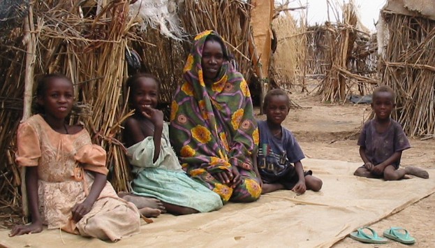 Darfur_IDPs_children_sitting.jpg