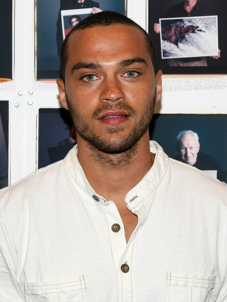 Jesse_Williams_in_2008_white_shirt.jpg
