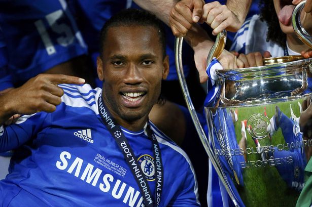 Didier%20Drogba%20celebrates%20with%20the%20trophy