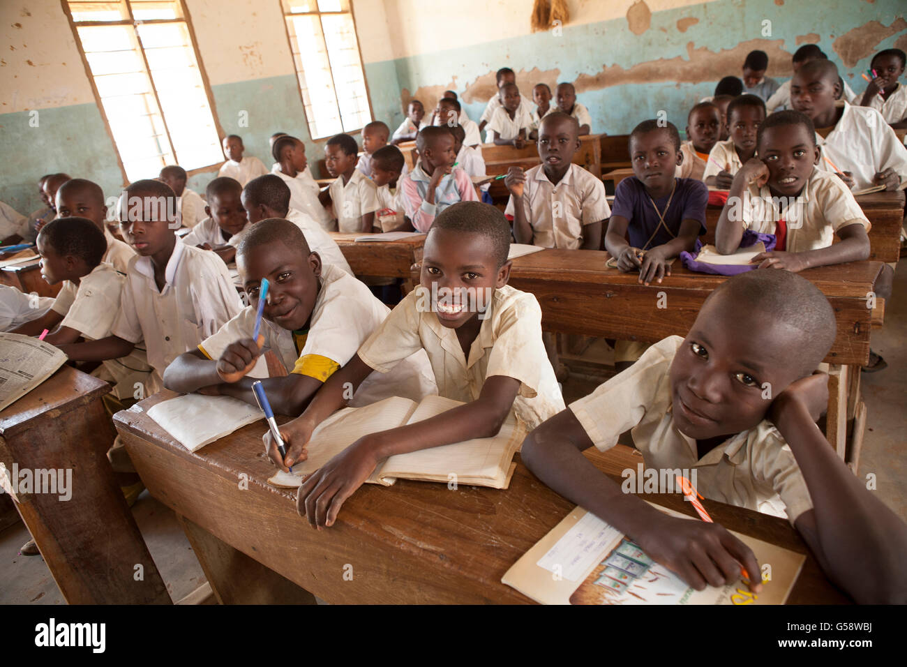 primary-school-students-study-in-a-classroom-in-dodoma-region-tanzania-G58WBJ.jpg