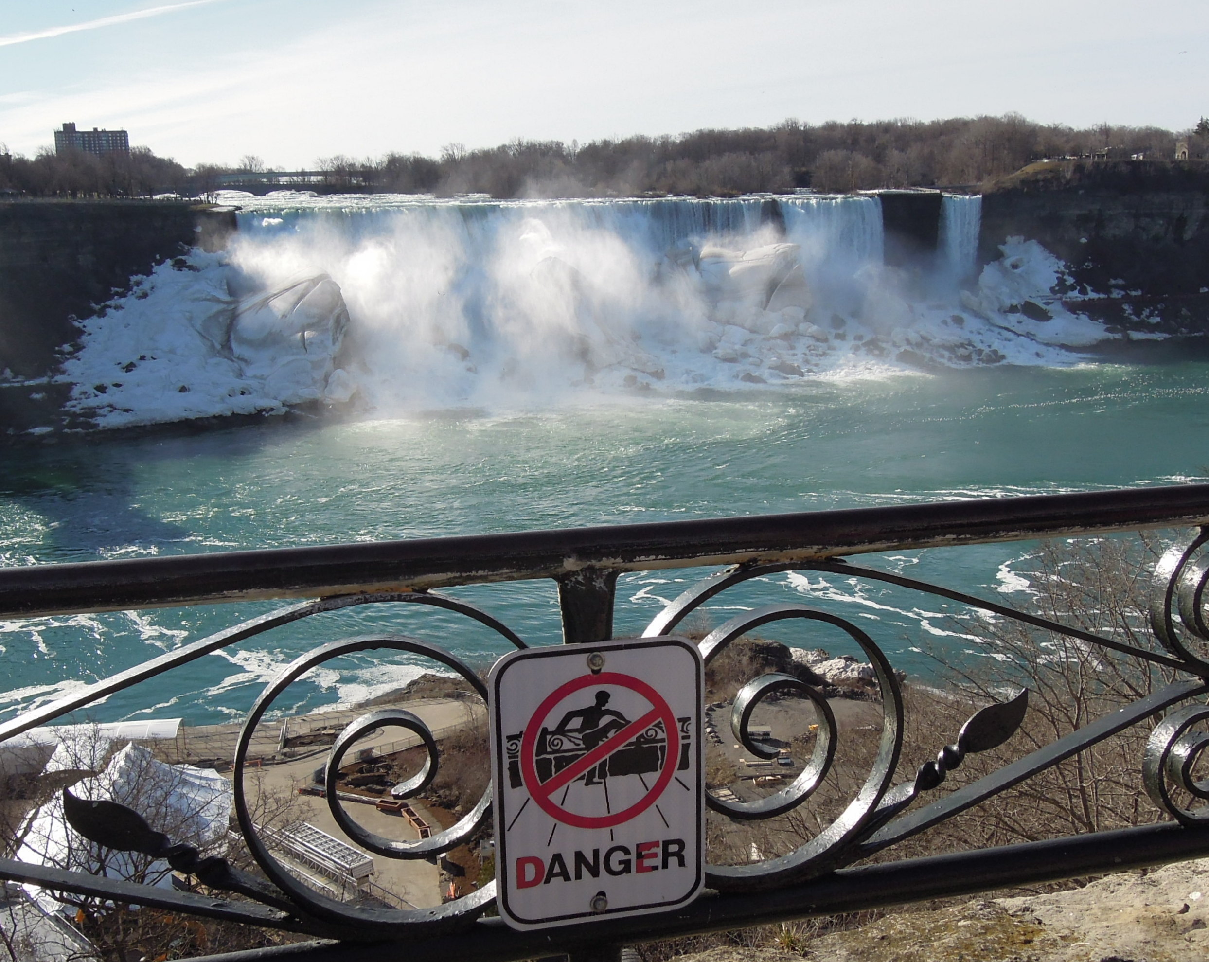 The fence on the sign is the same as the fence it's on. - Imgur