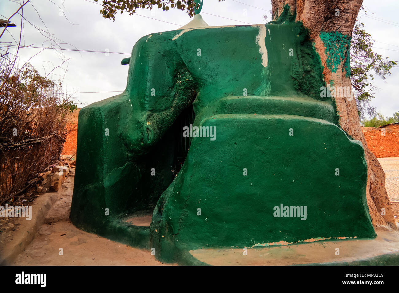 harar-tree-mosque-in-jugol-old-city-harar-ethiopia-MP32C9.jpg