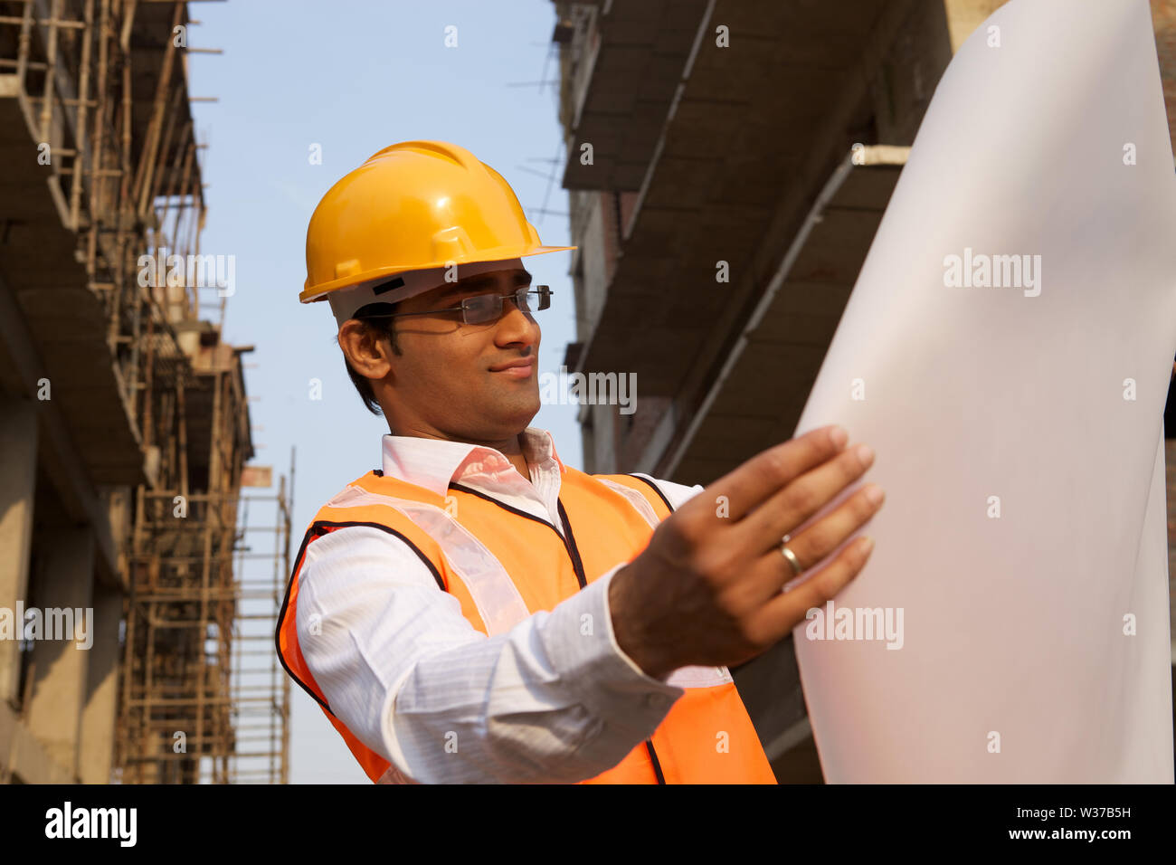 architect-at-construction-site-W37B5H.jpg