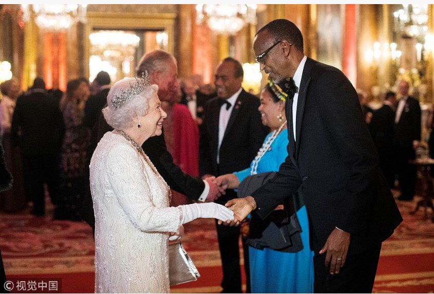 Kagame-shaking-hands-with-the-Queen.jpg