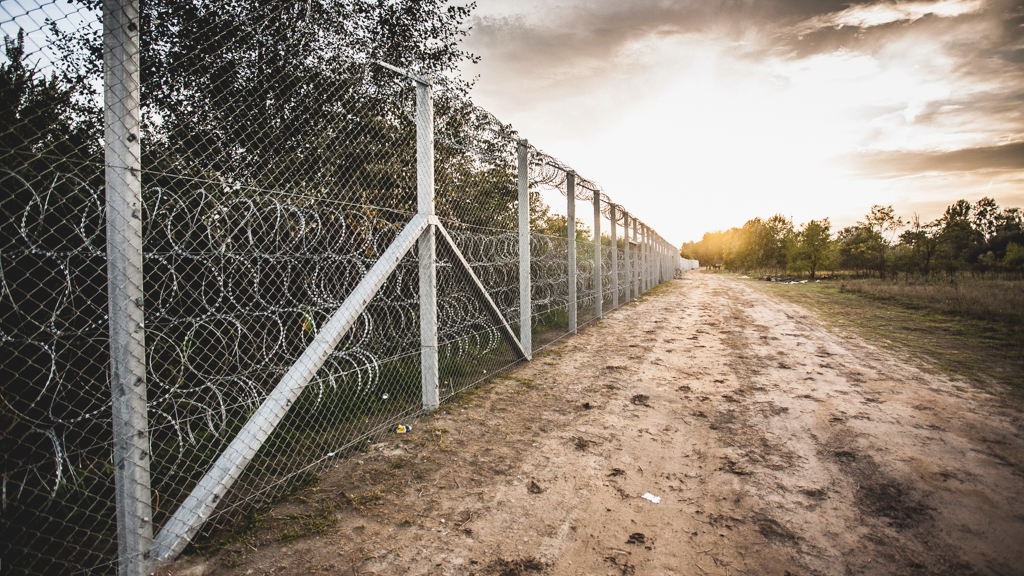 Hungary-Serbia_border_barrier.jpg