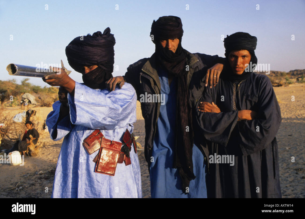 tuareg-nomads-with-home-made-gun-in-desert-camp-anhar-northern-mali-AXTW14.jpg