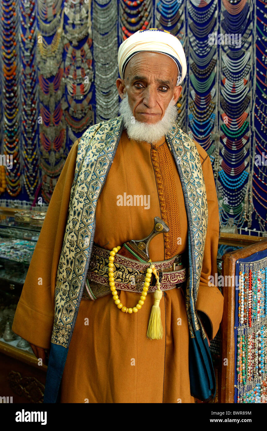yemen-portrait-yemeni-man-traditional-djambia-jambia-jambiya-dagger-BWR89M.jpg