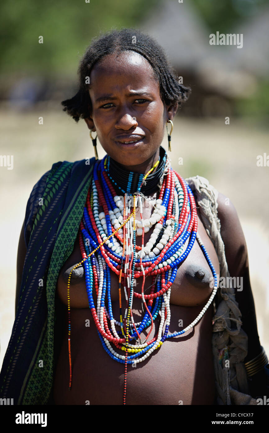 woman-from-the-ari-tribe-in-ethiopia-CYCX17.jpg
