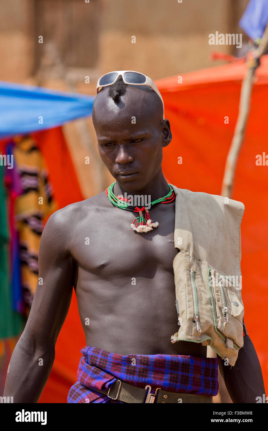 africa-ethiopia-omo-region-ari-tribe-man-photographed-at-the-cattle-F3BMW8.jpg