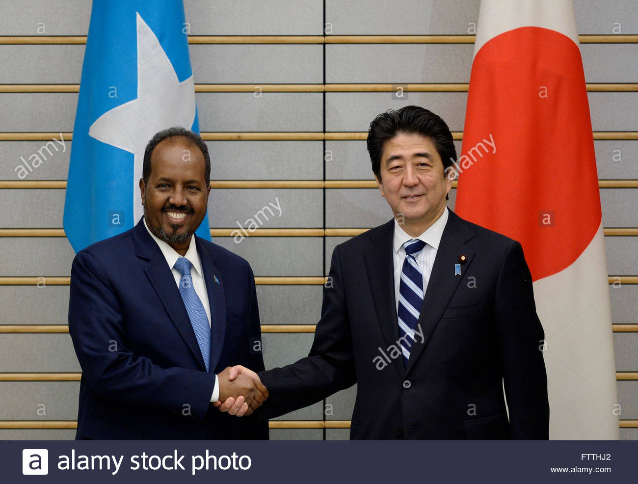 somali-president-hassan-sheikh-mohamud-l-and-japanese-prime-minister-FTTHJ2.jpg