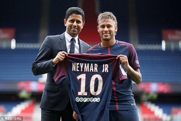 42F6547200000578-4762058-Neymar_proudly_holds_aloft_his_new_No_10_shirt_which_he_will_wea-a-36_1501874147106.jpg
