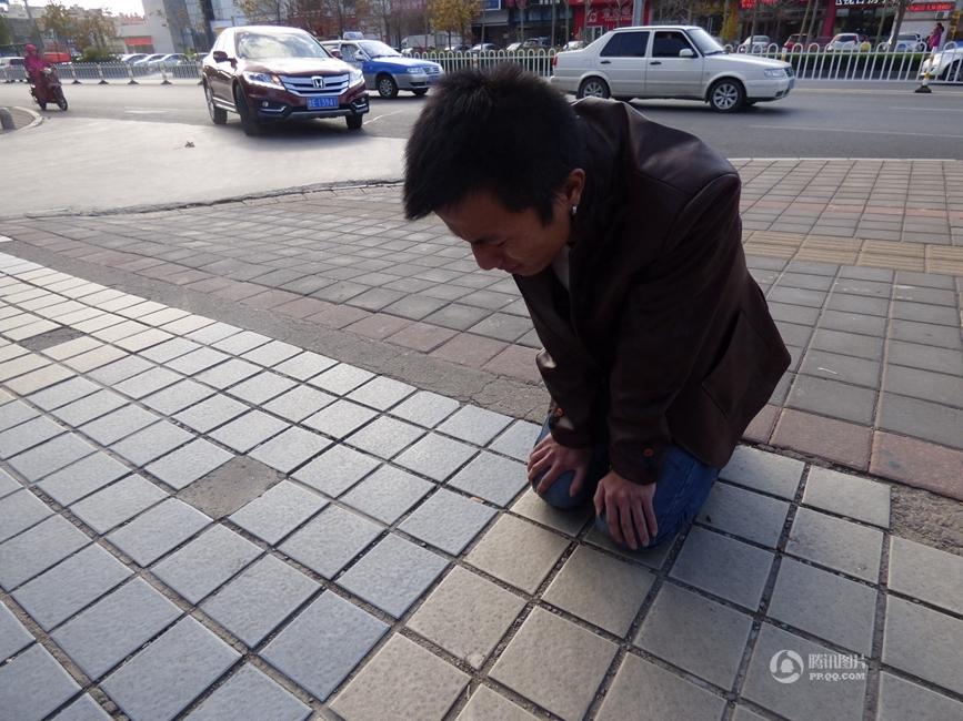 china-shandong-chinese-young-man-begs-on-knees-for-over-30-days-girlfriends-forgiveness-01.jpg