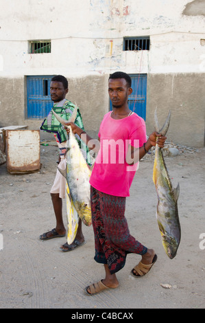 fishermen-with-their-catch-berbera-somaliland-somalia-c4bcax.jpg
