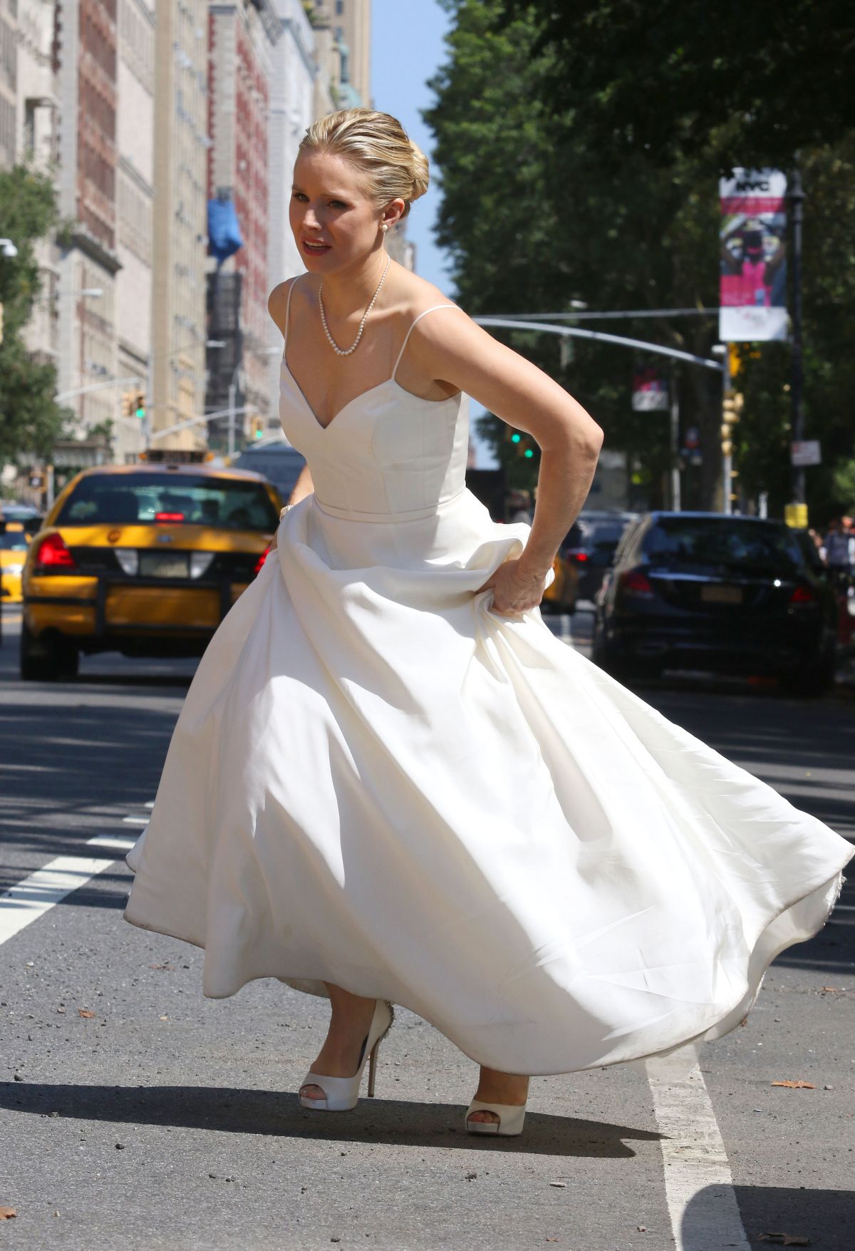 kristen-bell-as-a-runaway-bride-on-the-set-of-like-father-in-new-york-08-30-2017_1.jpg
