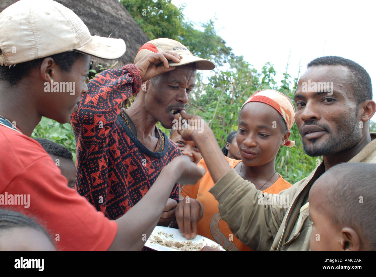 ethiopian-men-and-women-eating-lunch-cabbage-and-enset-false-banana-AM6DAR.jpg
