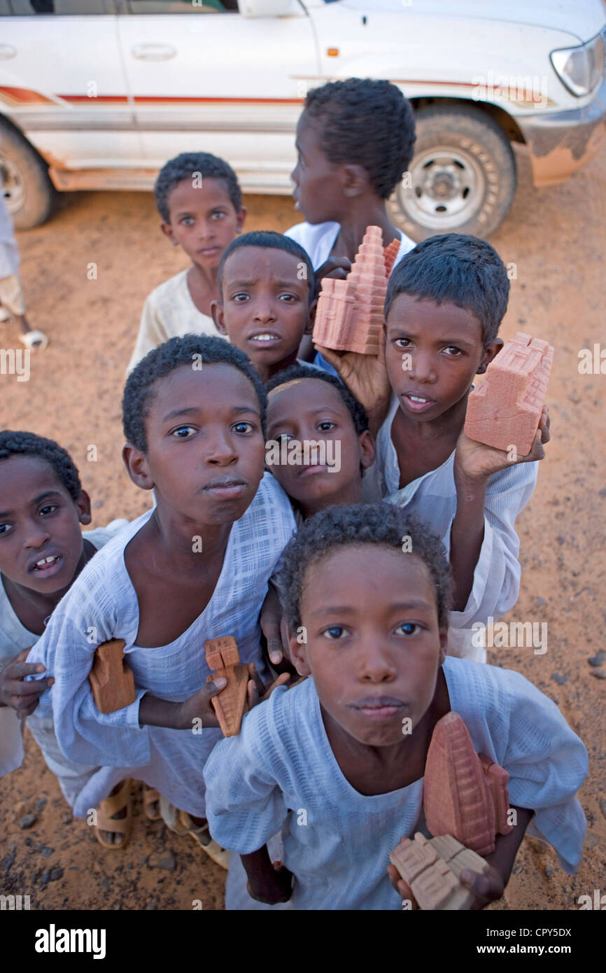 sudan-nubian-desert-high-nubia-nahr-an-nil-province-meroe-children-CPY5DX.jpg
