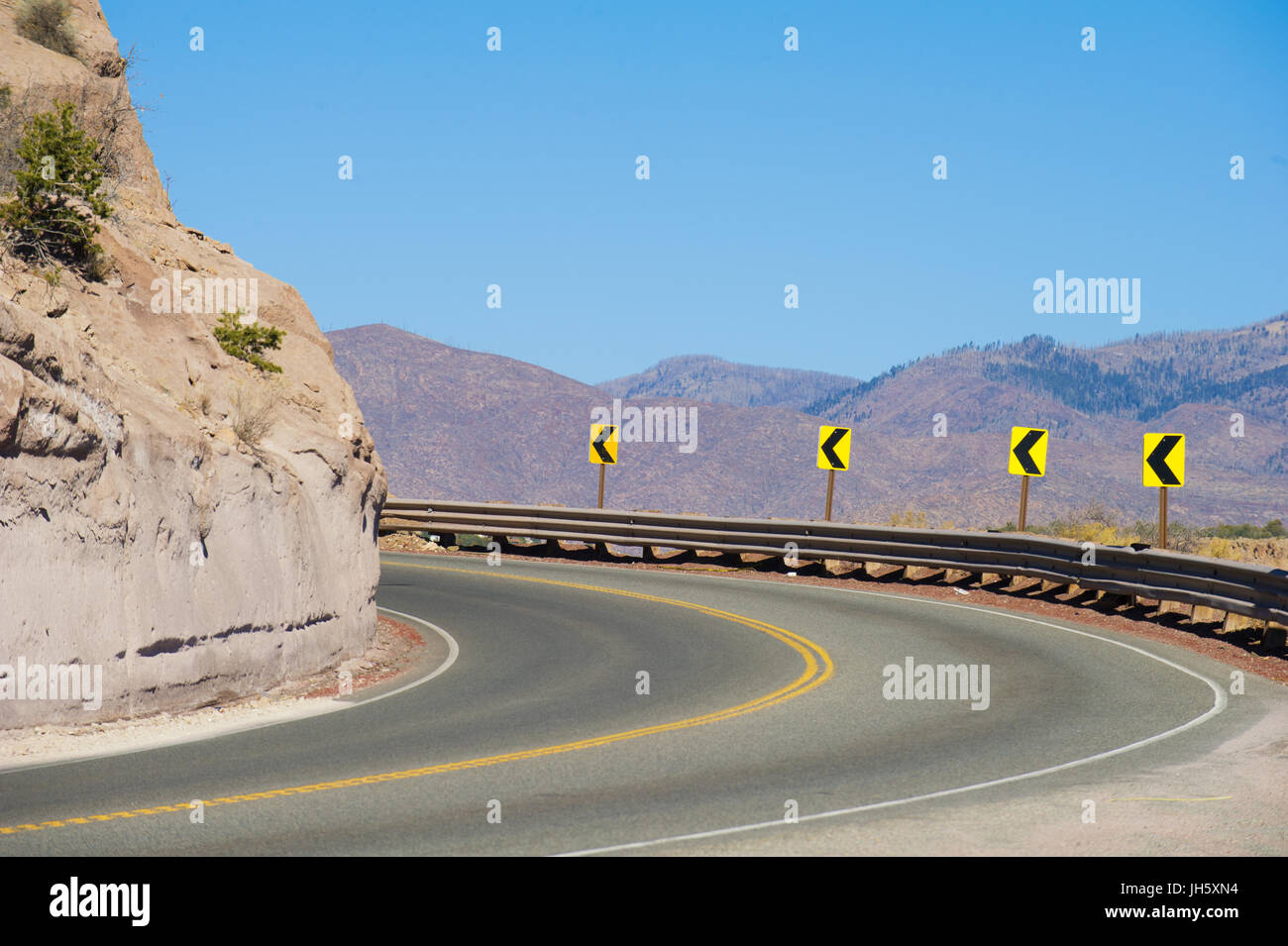 highway-curve-in-the-mountain-turning-left-on-the-way-to-los-alamos-JH5XN4.jpg