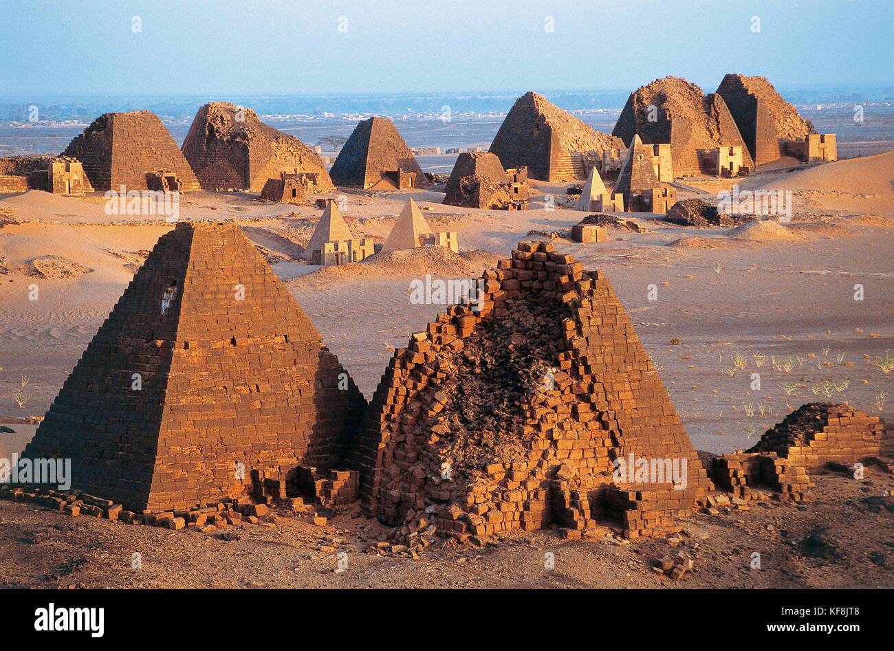 funeral-pyramids-and-temples-from-the-kingdom-of-kush-800-bc-350-ad-KF8JT8.jpg
