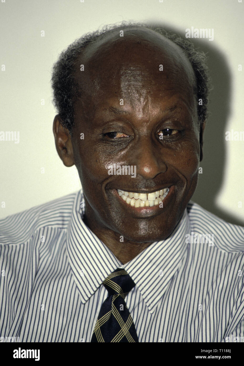 27th-october-1993-general-mohamed-farah-aidid-giving-an-impromptu-press-conference-to-the-international-media-in-mogadishu-somalia-T1188J.jpg