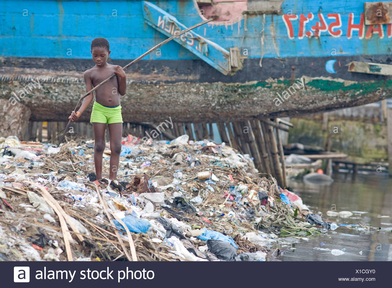 life-in-the-monrovian-fishing-community-of-west-point-in-liberia-X1CGY0.jpg