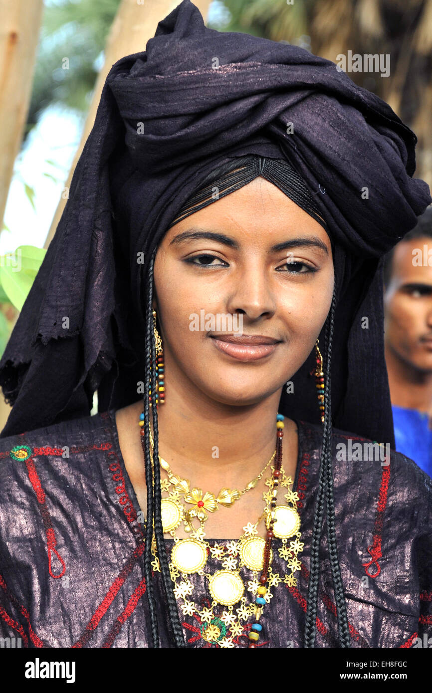 lachelnd-und-glucklich-portrats-manner-frauen-und-kinder-der-tuareg-abstieg-agadez-north-niger-westafrika-eh8fgc.jpg