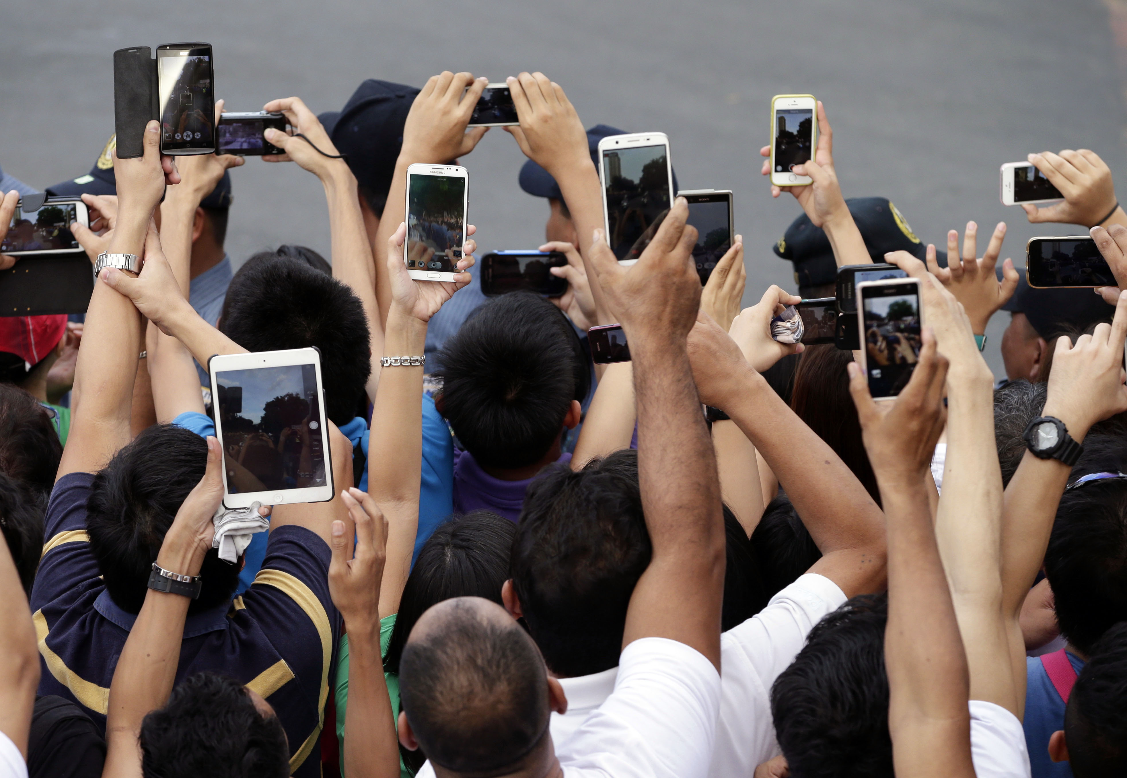people-crowd-phone-video-recording-photo.jpg