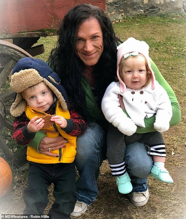 21148982-7697277-Robin_makes_time_for_her_children_and_grandchildren_before_havin-m-3_1574082874927.jpg