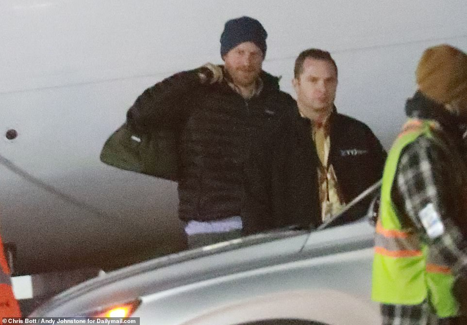 23666248-7910227-Prince_Harry_arrives_at_Victoria_Airport_last_night_ready_to_sta-a-14_1579595937062.jpg