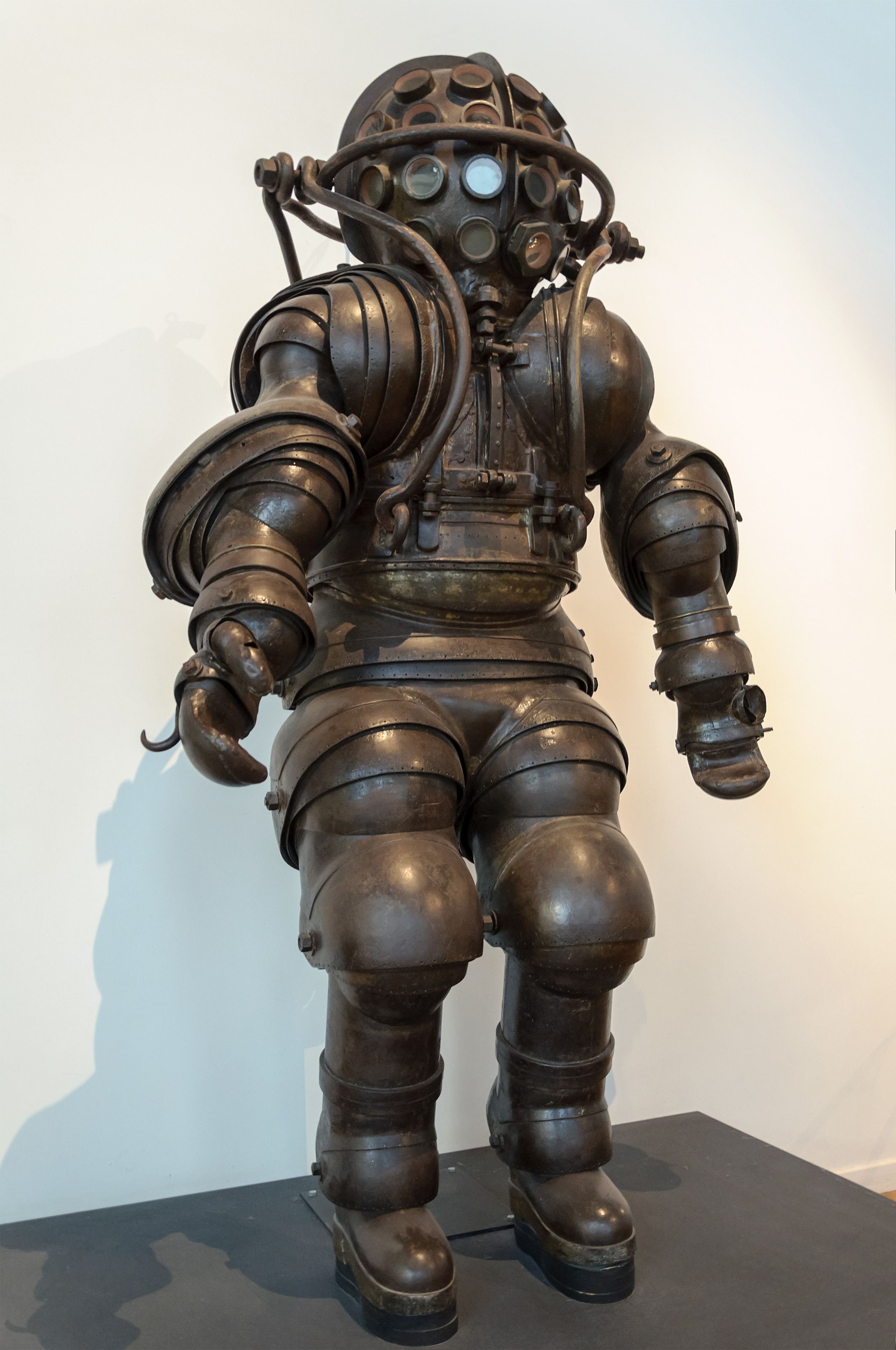 Diving Suit from late 1800s gB1JmaV.jpg (2125×3200) | Atmospheric diving  suit, Diving suit, Diving