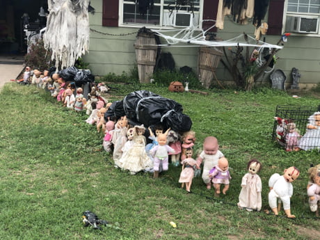 These baby dolls carrying away corpses.