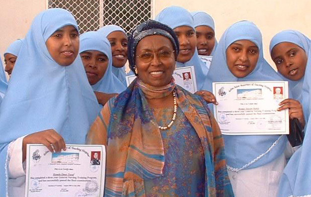 Edna_Adan_Ismail_with_graduate_nurses.jpg
