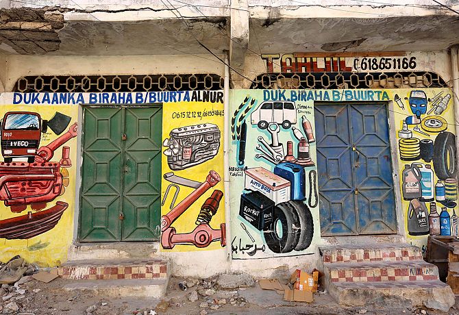670x460_bonus-2507-murals-somalia-mogadishu-art2.jpg