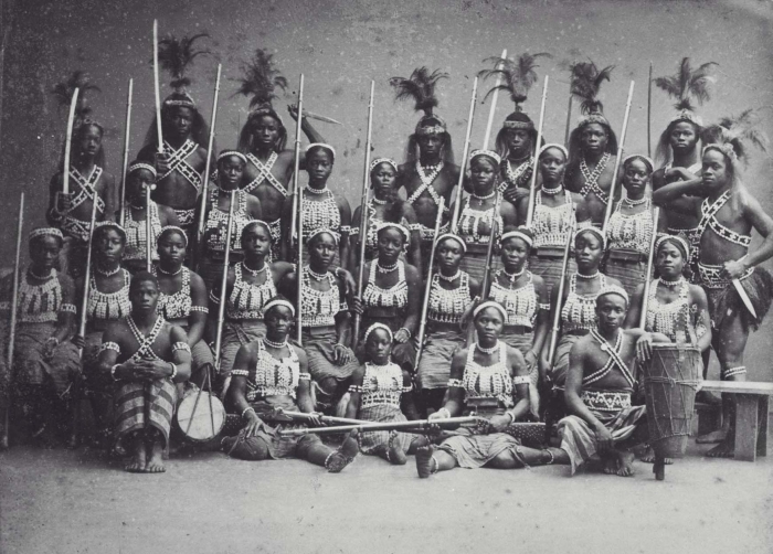 COLLECTIE_TROPENMUSEUM_Groepsportret_van_de_zogenaamde_Amazones_uit_Dahomey_tijdens_hun_verblijf_in_Parijs_TMnr_60038362.jpg