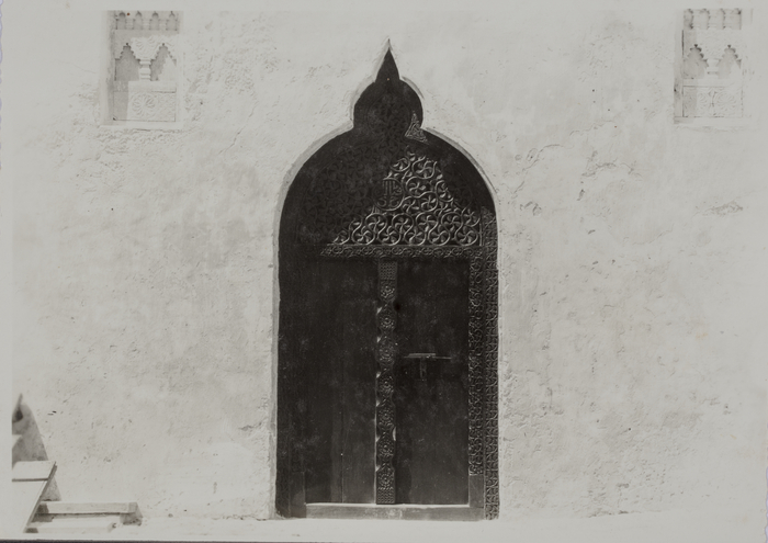 Somali_traditional_doorway_with_decorative_carving%2C_set_into_white_stone_wall.jpg