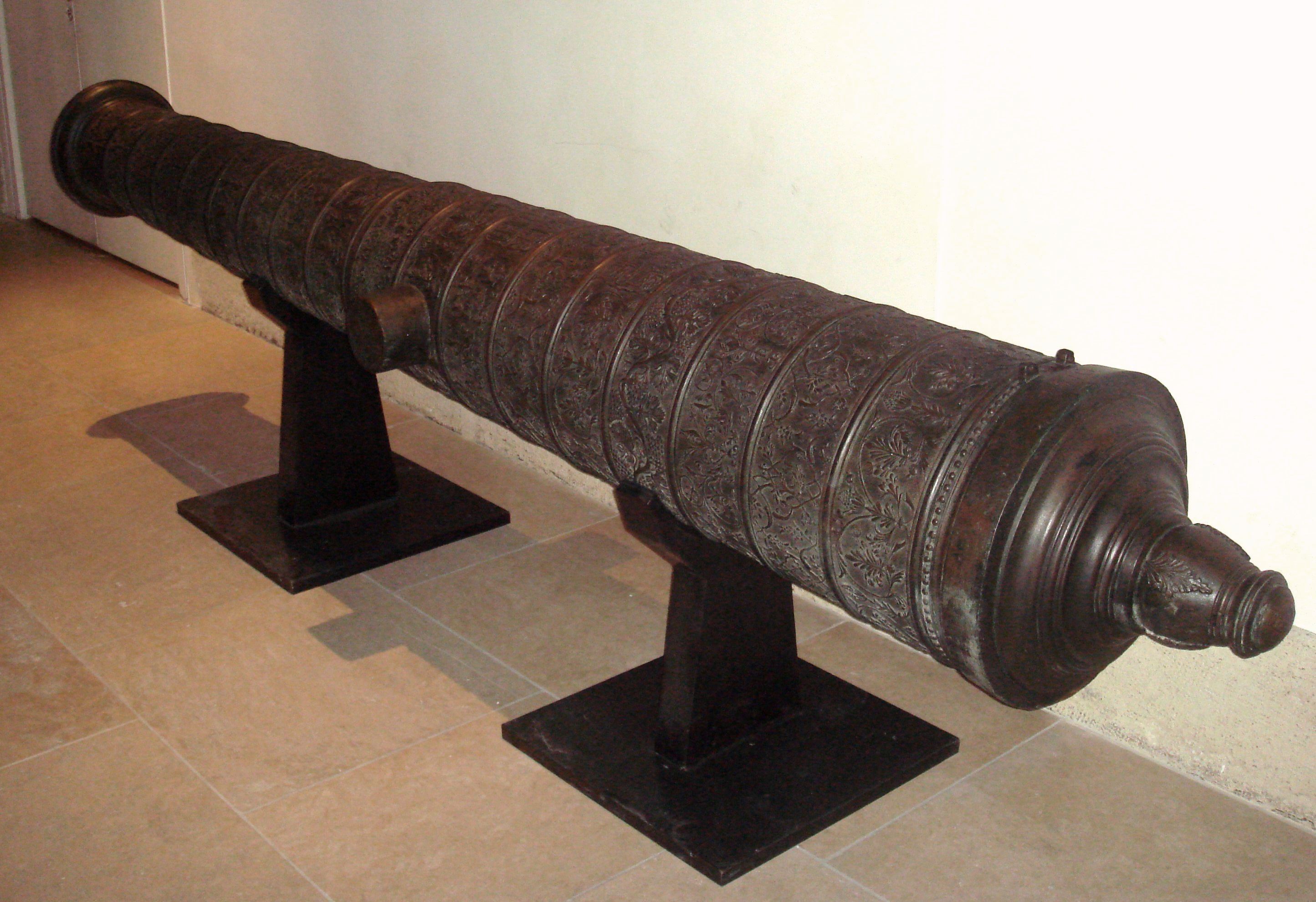 Ottoman_cannon_end_of_16th_century_length_385cm_cal_178mm_weight_2910_stone_projectile_founded_8_October_1581_Alger_seized_1830.jpg