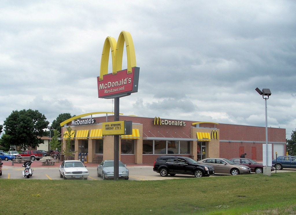 New_McDonald's_restaurant_in_Mount_Pleasant,_Iowa.jpg