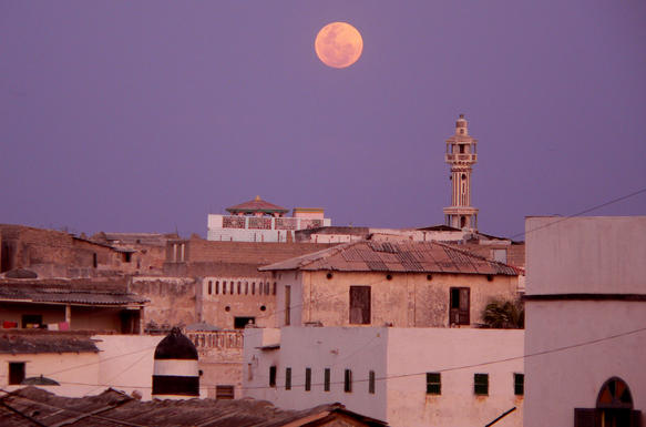 Merca_minaret_moonrise.jpg