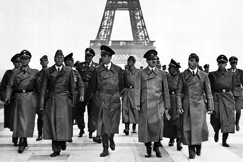 Adolf_Hitler%2C_Eiffel_Tower%2C_Paris_23_June_1940.jpg